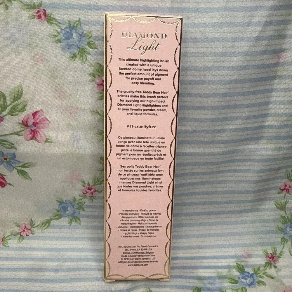 Too Faced Diamond Light Highlighting Brush – New in Box‎